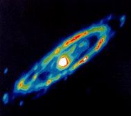 تصویری از کهکشان آندرومدا (M31) در محدوده مادون قرمز توسط IRAS - به منطقه مرکزی روشن توجه کنید.
